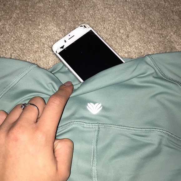 Active Key Pocket Leggings - Picture 4 of 4